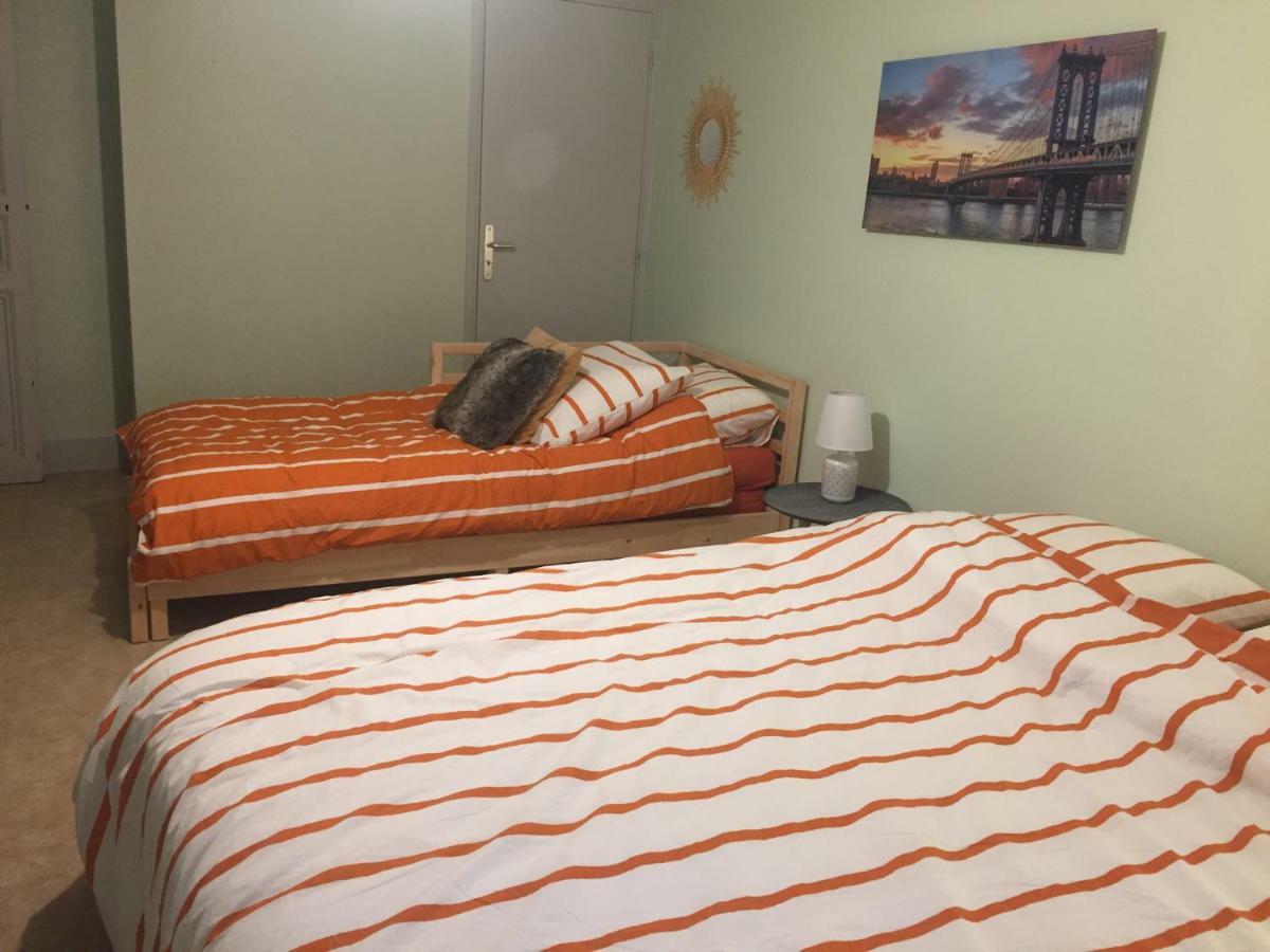 Cap Coutellerie - Sejours Pros Ou Familles En Hypercentre De Thiers Apartment Luaran gambar